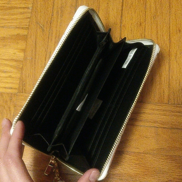 Wallet/Clutch - Picture 2 of 4